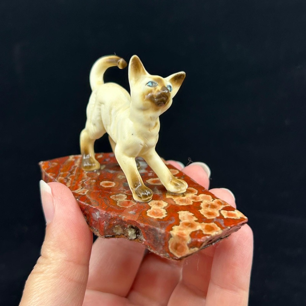 Vintage Siamese Cat Mini Figurine on Red Stone Slab Mid Century Home Decor - Picture 5 of 14